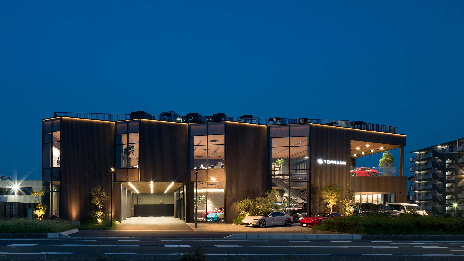 輸入車販売店 設計事例